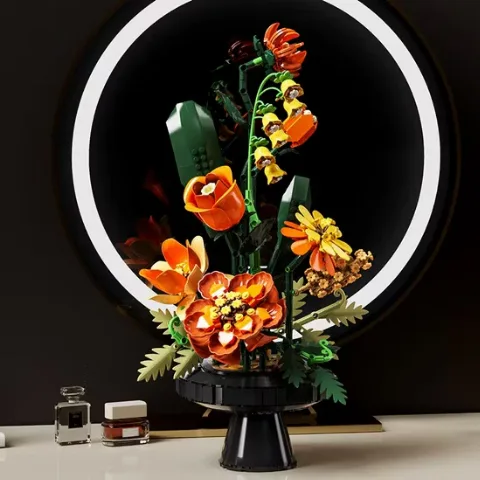Auf dem Foto sieht man eine Aufnahme eines detailgetreuen Klemmbaustein Sets eines schönen Blumenstrauß – LEGO