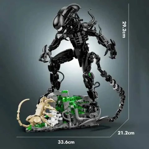 Auf dem Foto sieht man eine Nahaufnahme eines detailgetreuen Klemmbaustein und Lego Sets der Alien-Figur aus dem Film Alien v
