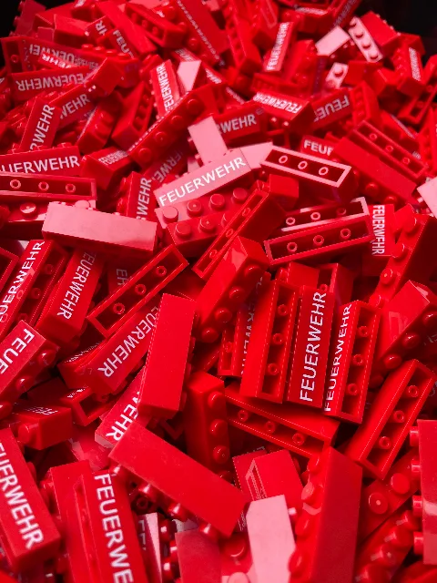 Klemmbaustein 1x4 mit Feuerwehr-Bedruckung - Nahaufnahme – LEGO